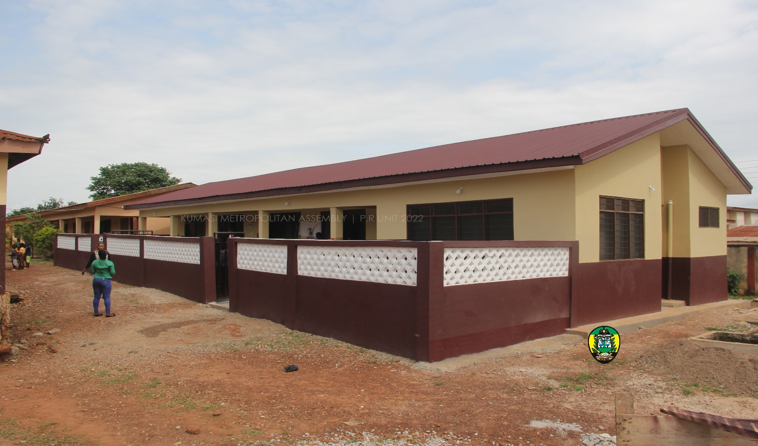 The KG Block has 2 classrooms, a kitchen, toilet and other auxiliaries.