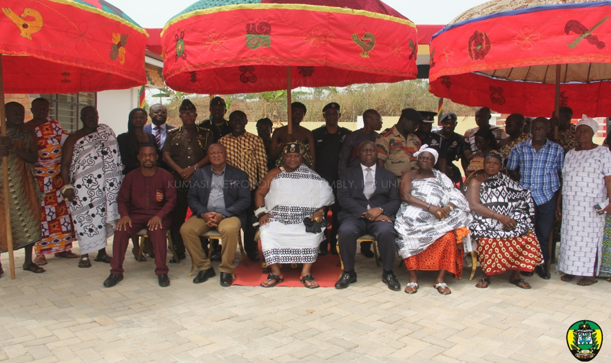 NANA OWUSU BARIMA III IN A POSE WITH THE CHIEF JUSTICE, KUMASI MAYOR AND METSEC MEMBERS