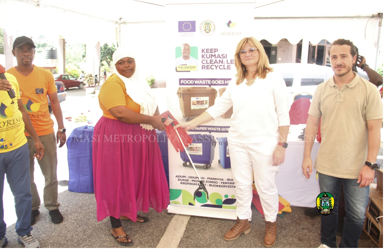Mrs. Paqui Momparler (R) presenting a picking stick to a waste picker