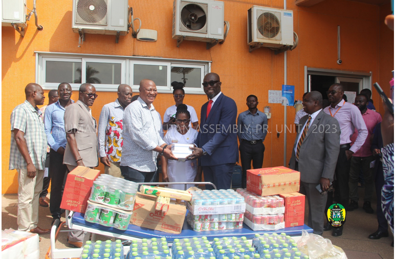 Prof. Dr. Otchere Addai Mensah (in red tie) CEO of KATH receiving the items from the Kumasi Mayor, Hon. Sam Pyne