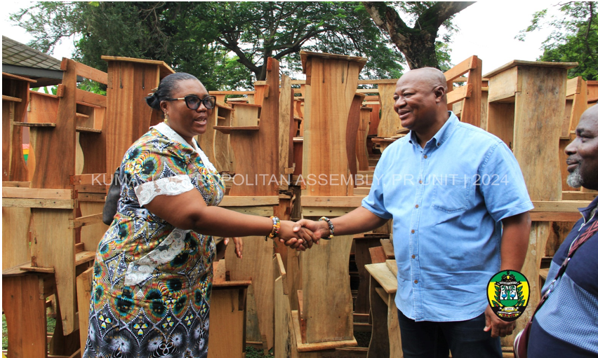 •	Hon. Samuel Pyne presenting the desk to Madam Judith Bamford