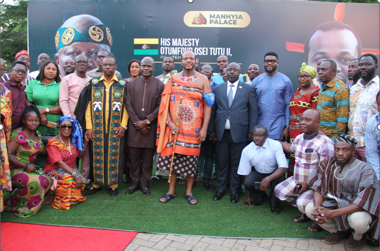 •	King Mswati III in a group photograph with the Honorable Assembly Members