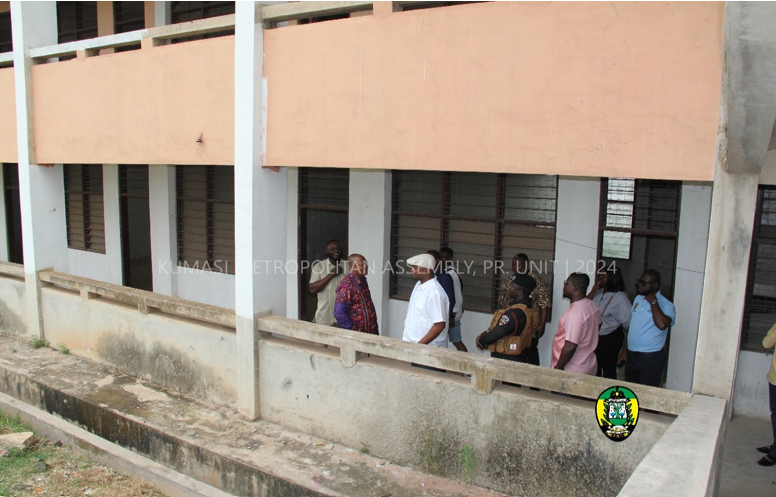 Hon. Pyne and Hon. Assafuah tour of abandoned assembly block