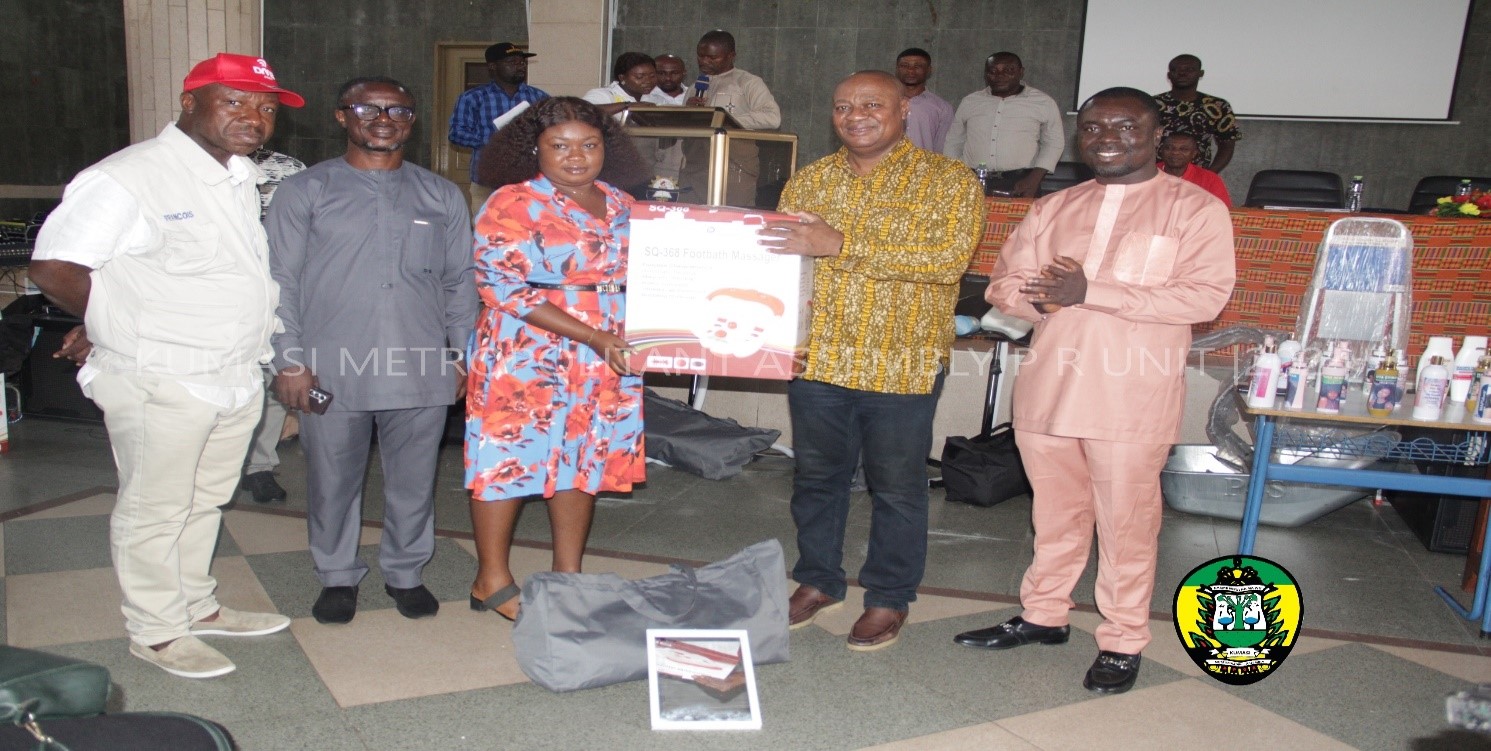A BENEFICAIRY (BEAUTICIAN) RECEIVING HER EQUIPMENT FROM THE KUMASI MAYOR