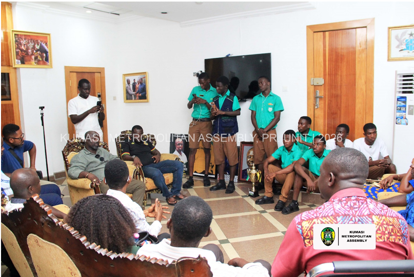 SUPER SPRINTER-BLESSED OWUSU PRESENTS LAURELS TO KUMASI MAYOR